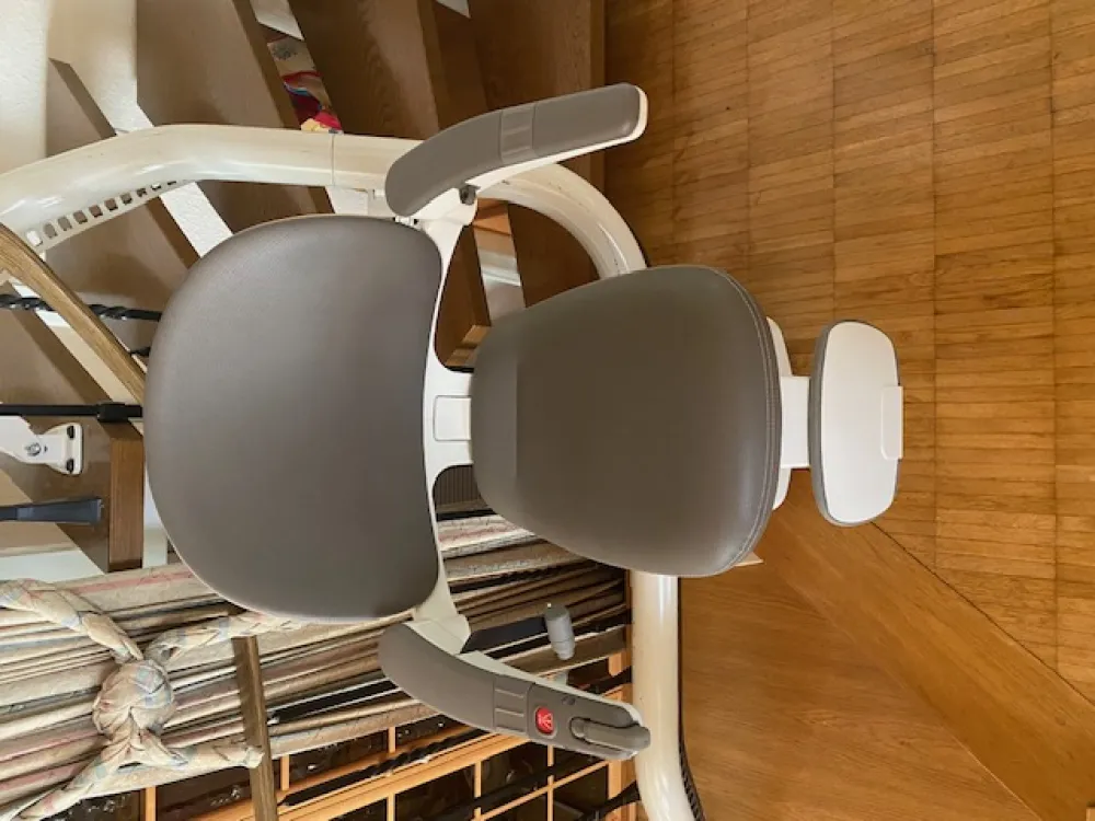 Treppenlift Model Flow EL aus 2025 - kurvige Treppe