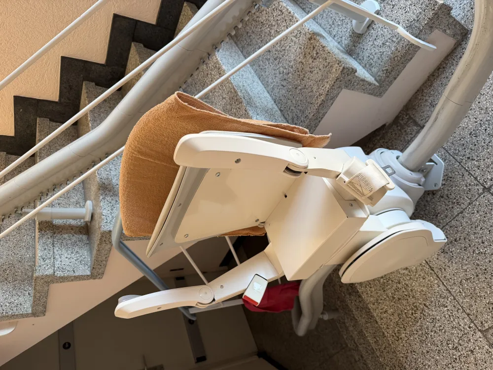 Treppenlift Schienensystem für kurvige Treppen