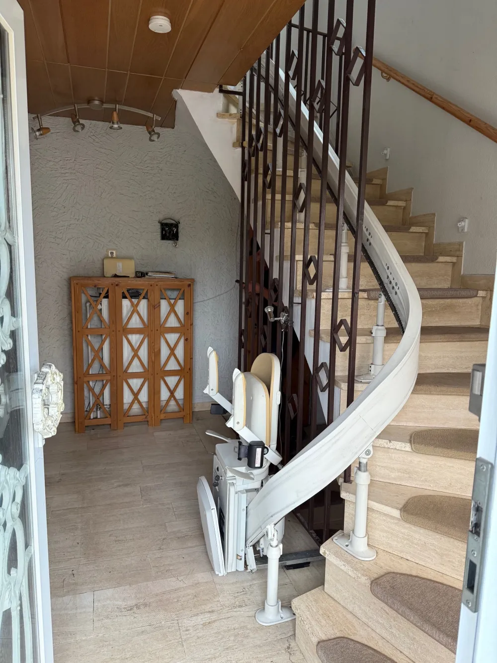 Kurven-Treppenlift Acorn Curve 180 - Der ideale Begleiter auf kurvigen Treppen